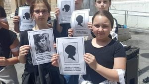Djeca drže slike s imenima ubijenih Bošnjaka Prijedora i okolice