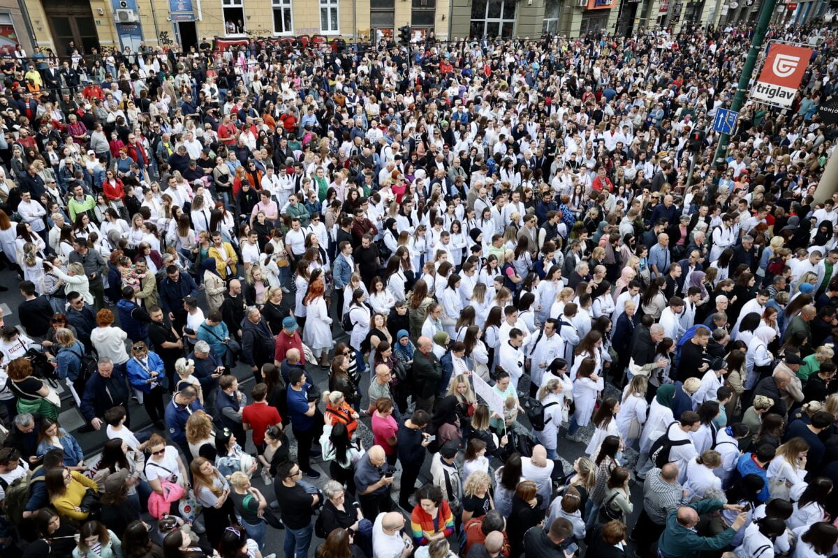OLOŠ NAM UBIJA LJEKARE: Masovni protesti na mjestu ubistva Azre dr. Spahić