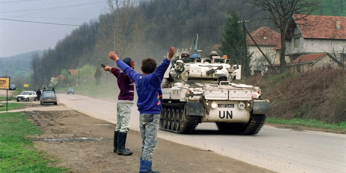 vozila UN-a u Srebrenici, pored puta djeca se raduju dolasku mirovnih snaga