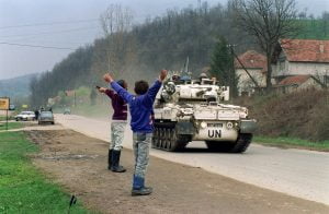 vozila UN-a u Srebrenici, pored puta djeca se raduju dolasku mirovnih snaga