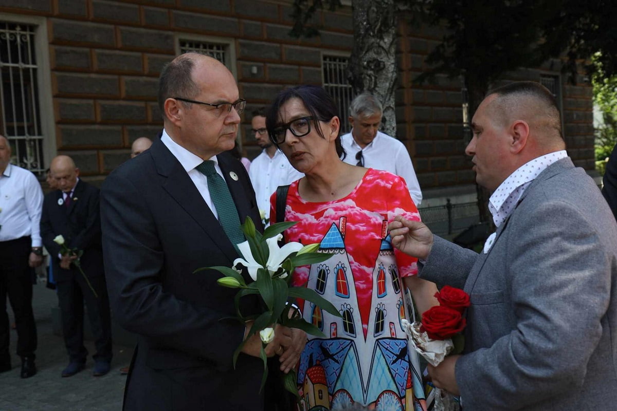 SARAJEVO: Prema Potočarima ispraćeni ostaci 30 žrtava srebreničkog genocida