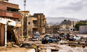 Uništena vozila i oštećene zgrade u istočnom gradu Derna, istočno od Bengazija. Fotografija: Ured za štampu libijskog premijera/AFP/Getty Images