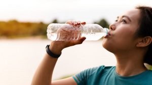 Ilustracija: Pije vodu iz plasticne boce