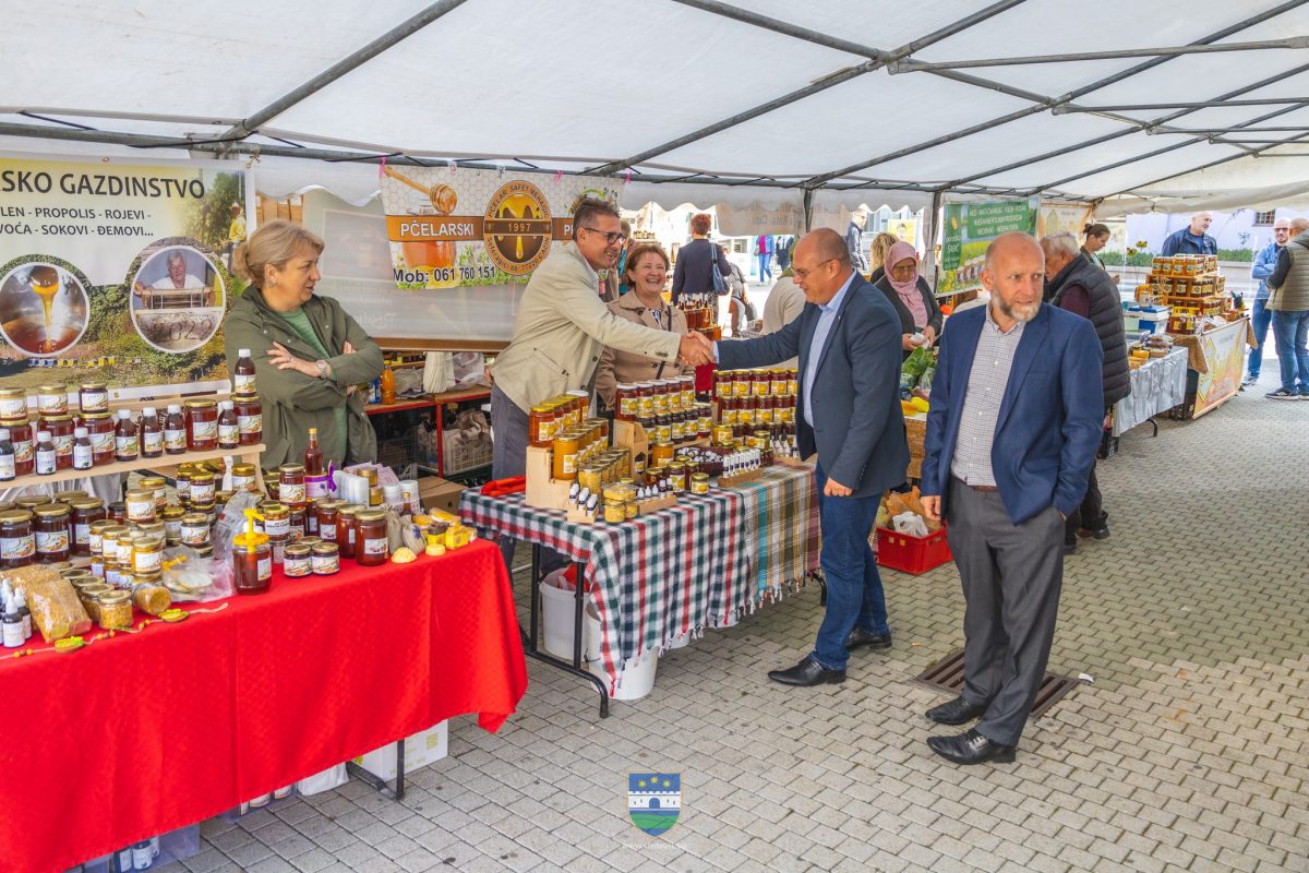 “PUT ZLATA”: Sajam pčelarstva na gradskom trgu u Bihaću