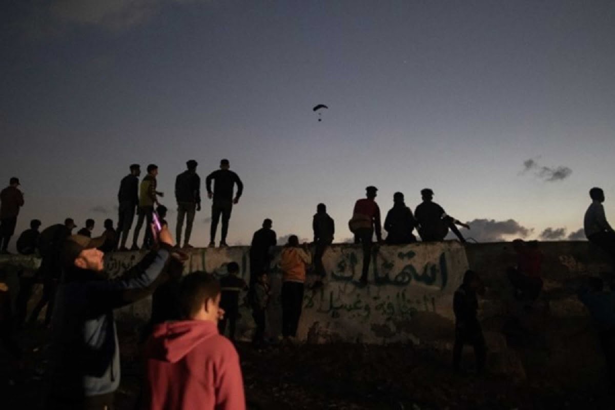 JORDANSKE I FRANCUSKE ZRAČNE SNAGE: Padobranima dostavili prijeko potrebnu pomoć narodu Gaze