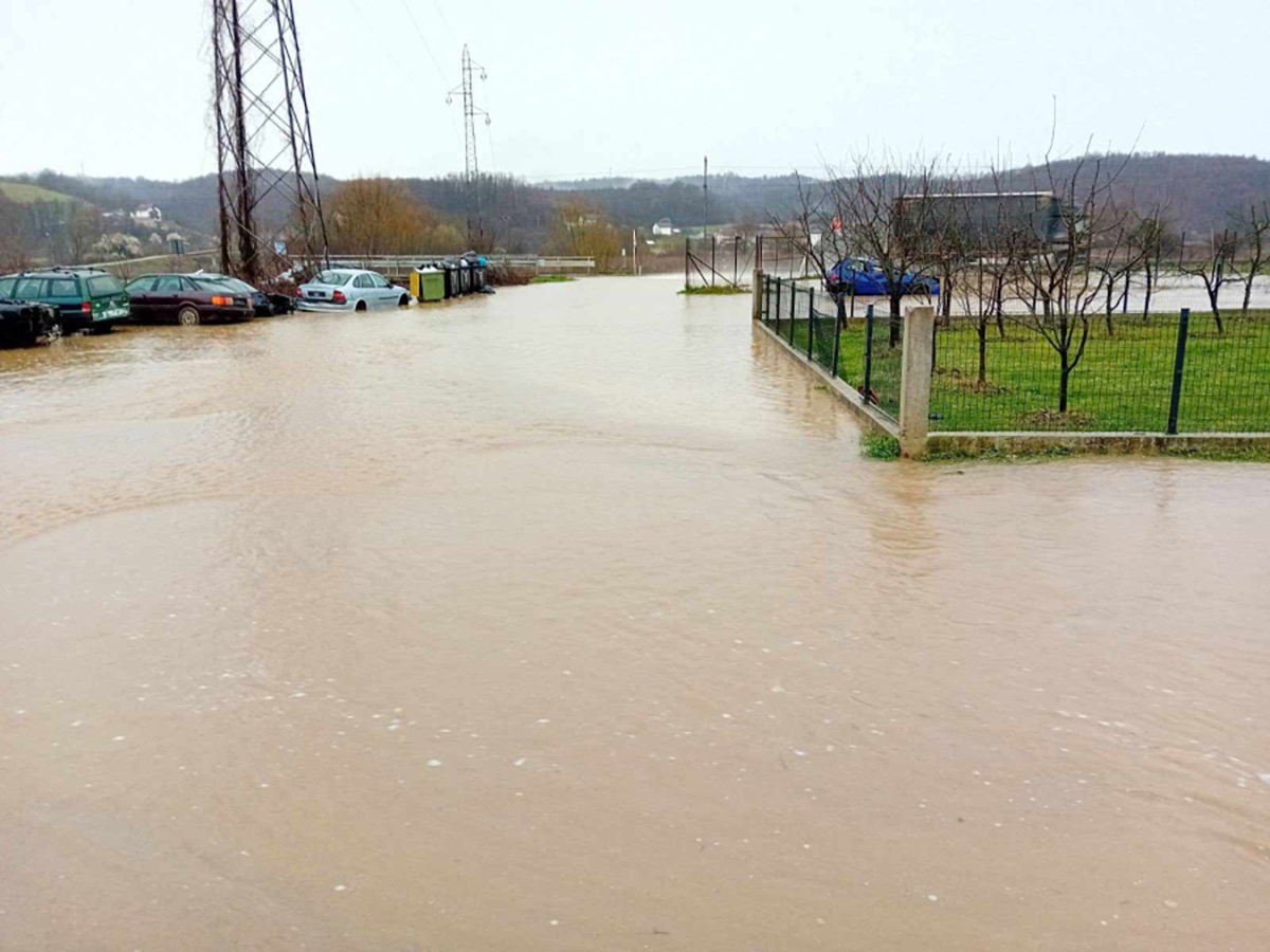 VEĆ SE JAVLJAJU PROBLEMI: Bujične vode poplavile lokalne puteve, na terenu civilna zaštita i vatrogasci