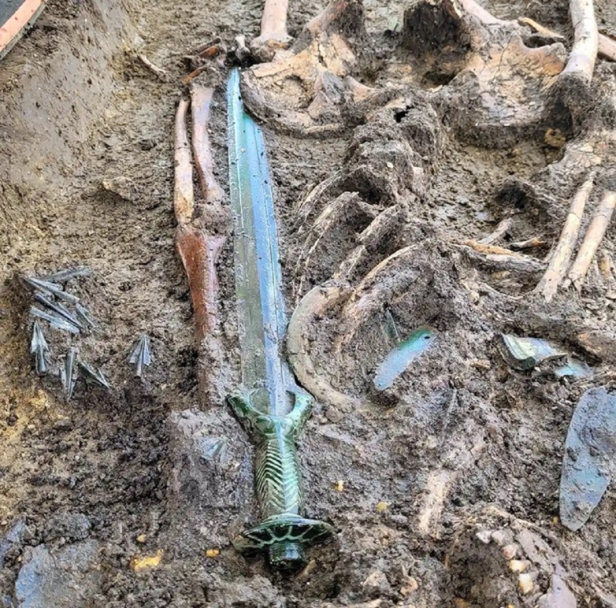 U NJEMAČKOM NORDLINGENU: Otkriven savršeno očuvan mač iz brončanog doba