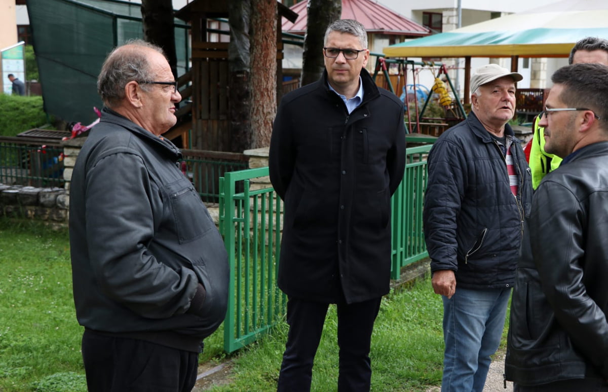 kantonalni ministar poljoprivrede (u sredini)