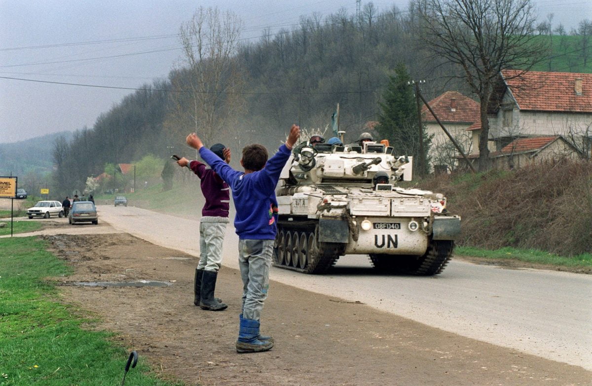 vozila UN-a u Srebrenici, pored puta djeca se raduju dolasku mirovnih snaga