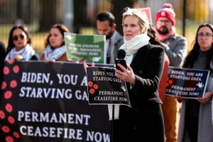 Cyntia Nixon in fron White House