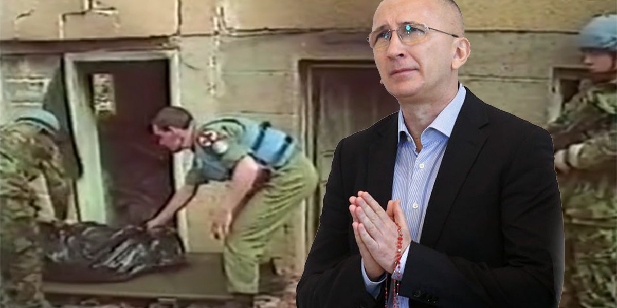 Britanski vojnici skupljaju leševe, dok koljač Darijo moli Krunicu