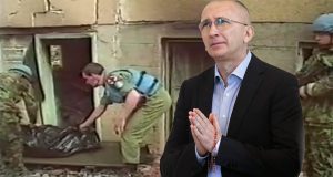 Britanski vojnici skupljaju leševe, dok koljač Darijo moli Krunicu