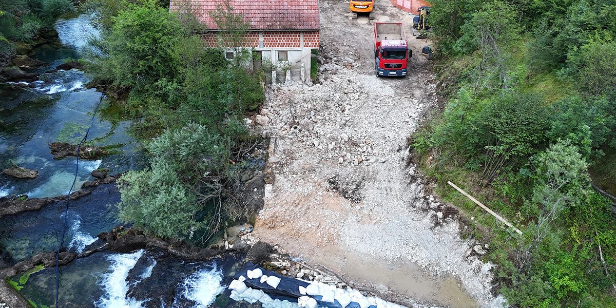 Radovi na izvoru Une