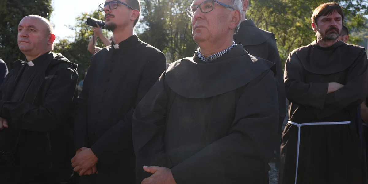 svecenici i sveštenici na dženazi u Jablanici