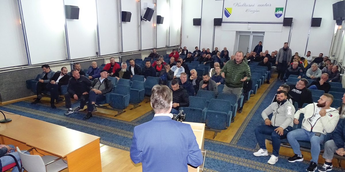 Kemal Krnjić u Cazinu na sajmu...