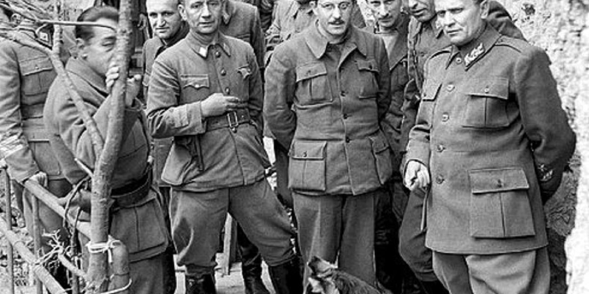 Josip Broz Tito (četvrti zdesna), partizanski komandant pred svojim štabom u Drvaru, maj 1944.