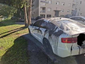 audi zaliven crnom bojom