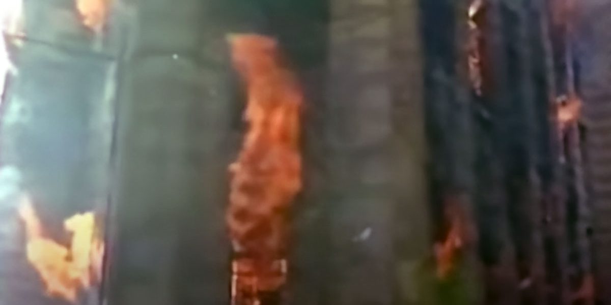 zapaljena sarajevska vijećnica od strane tzv. vojske.tzv.rs