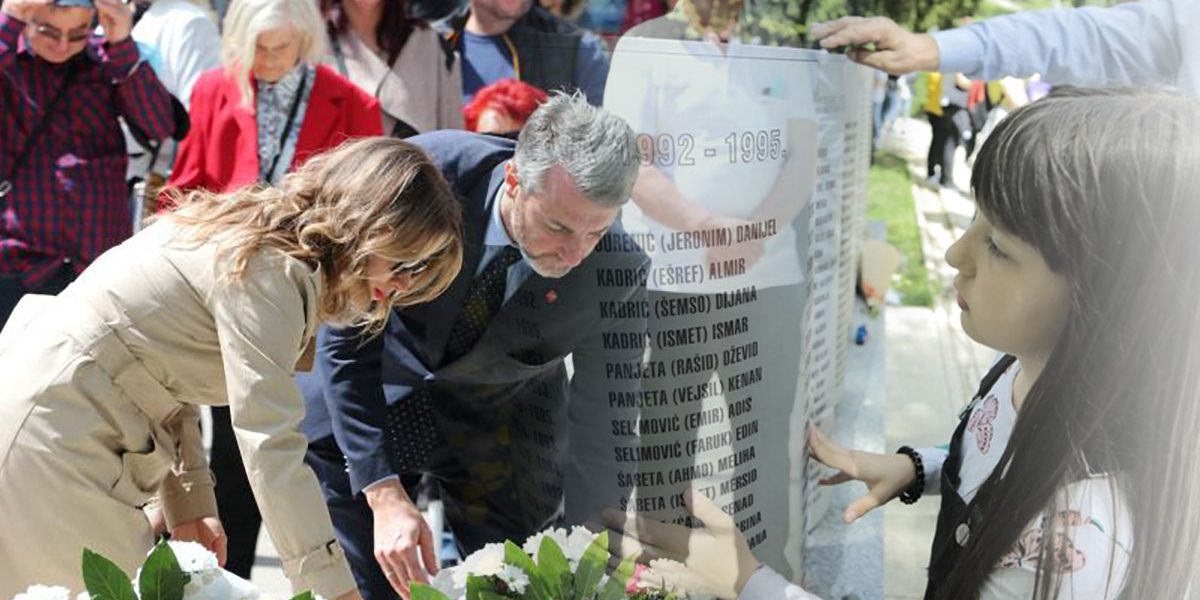 polaganje_cvijeća_za_ubijenu_djecu_sarajeva