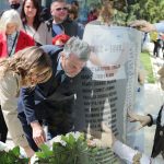 polaganje_cvijeća_za_ubijenu_djecu_sarajeva