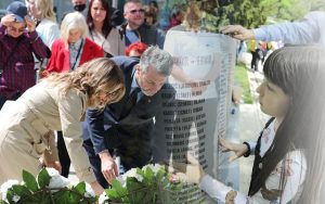 polaganje_cvijeća_za_ubijenu_djecu_sarajeva