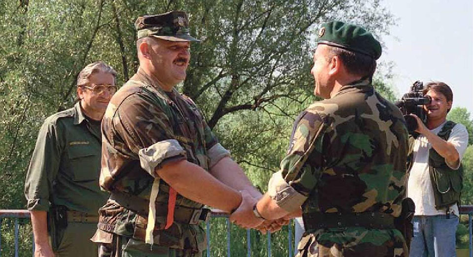 Generali Dudaković i Mareković na rijeci Korani, granici između Hrvatske i Bosne i Hercegovine, 6. augusta 1995. godine